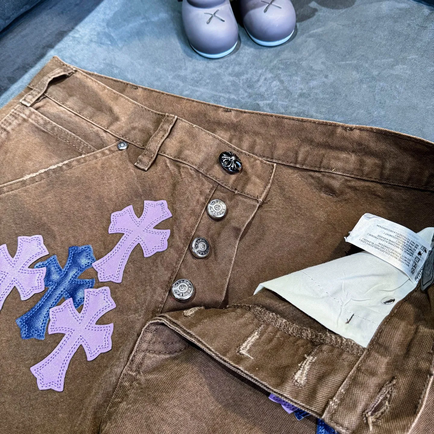 P300 Chrome Hearts Chrome Hearts Brown Logging Purple Multi-Leather Jeans Multi-leather Label Work Jeans CH Jeans All need to be washed and then disassembled and hand-stitched with sheepskin cross leather and then spliced together to complete. The whole process is too complicated to describe. About Chrome Hearts This is an extremely luxurious fashion brand that can also be called the aristocrat of the high street. It has always been an exclusive brand for some hipsters or the rich second generation. Compared with ordinary high streets, it is more luxurious and noble. Compared with luxury brands, it has a more fashionable personality. It has always been a brand that I have a special liking for. Color: Brown Size: 28 30 32 34 36